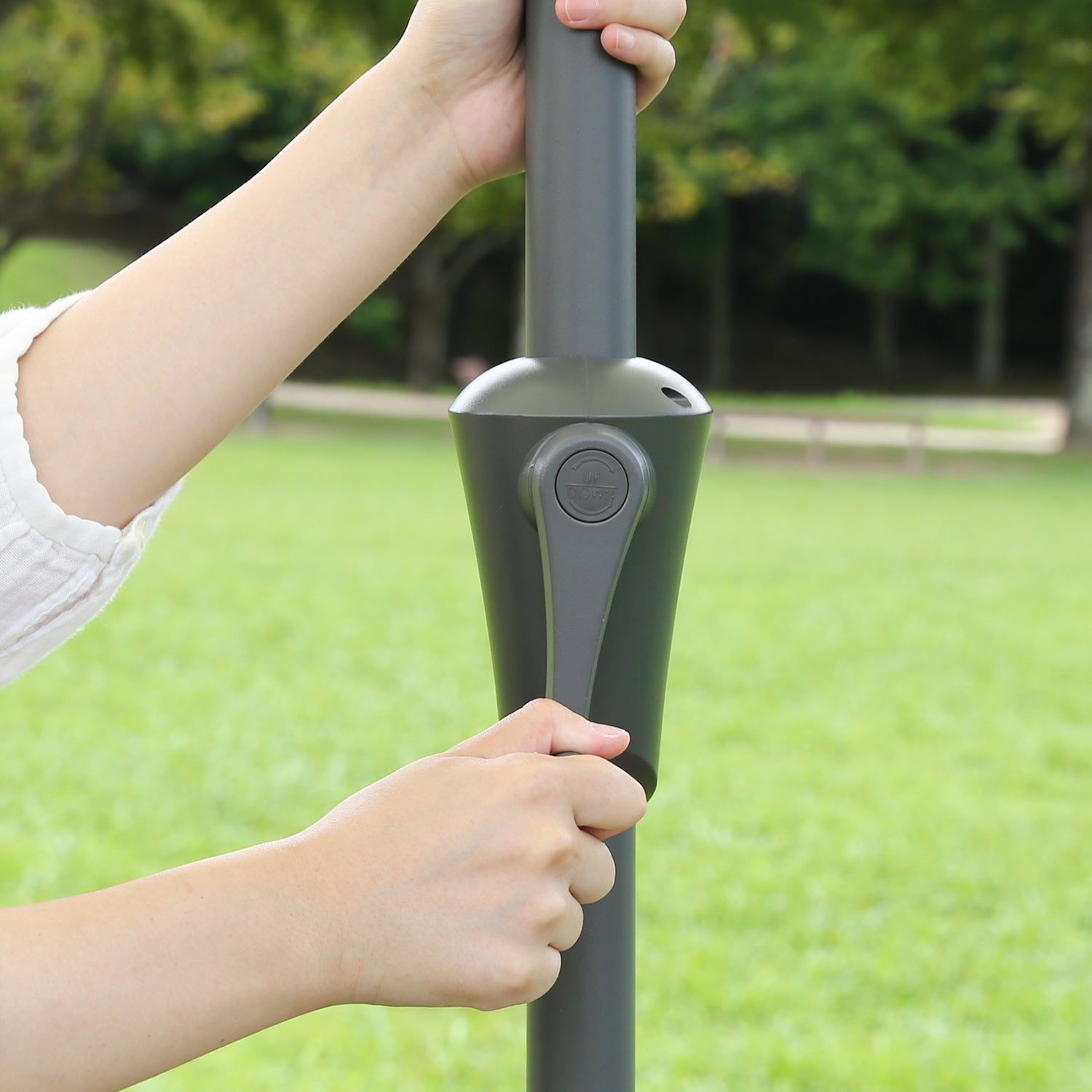 広々とした日陰でゆったり過ごせるパラソル240cm