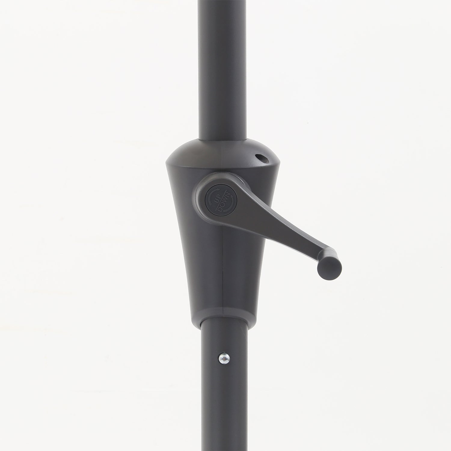 壁際にぴったり収まる省スペース設計の半円パラソル