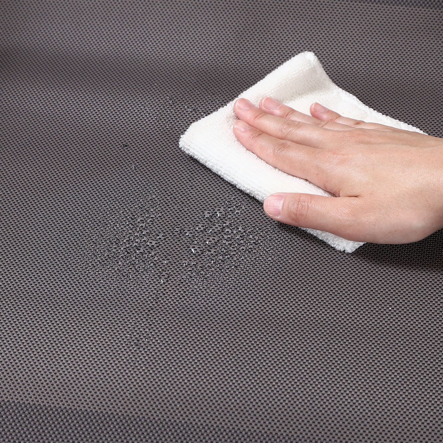 お手入れが簡単で清潔に保てるガーデンチェア