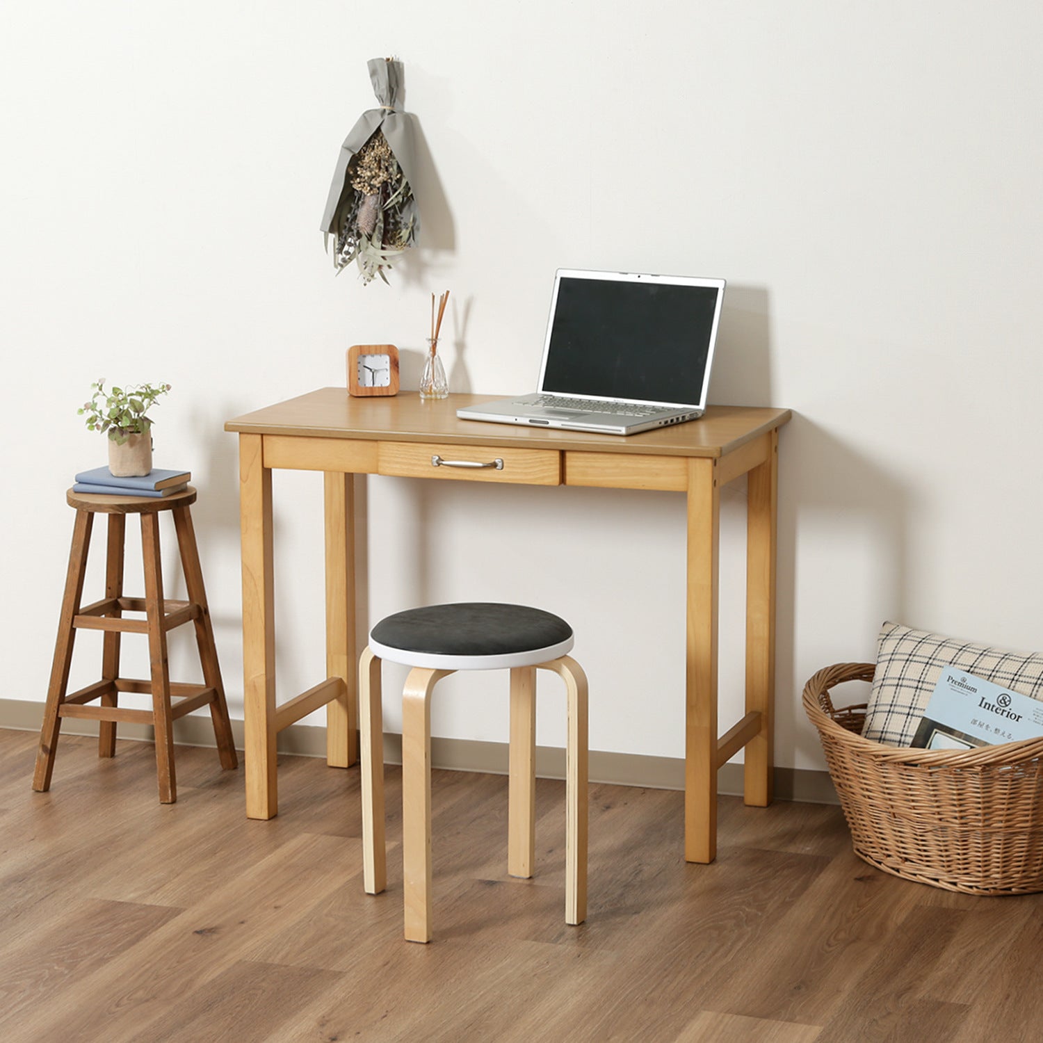 シンプルデザインで部屋に馴染みやすいパソコンデスク