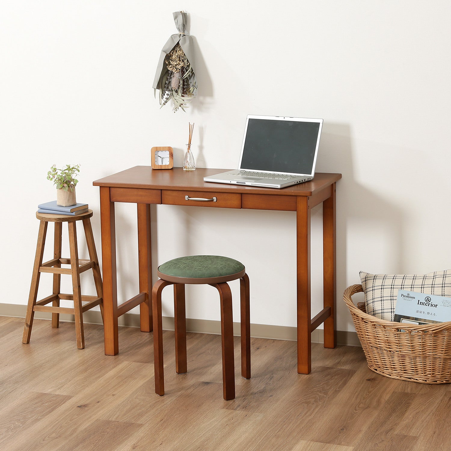 小さな部屋にも置きやすいワークテーブル