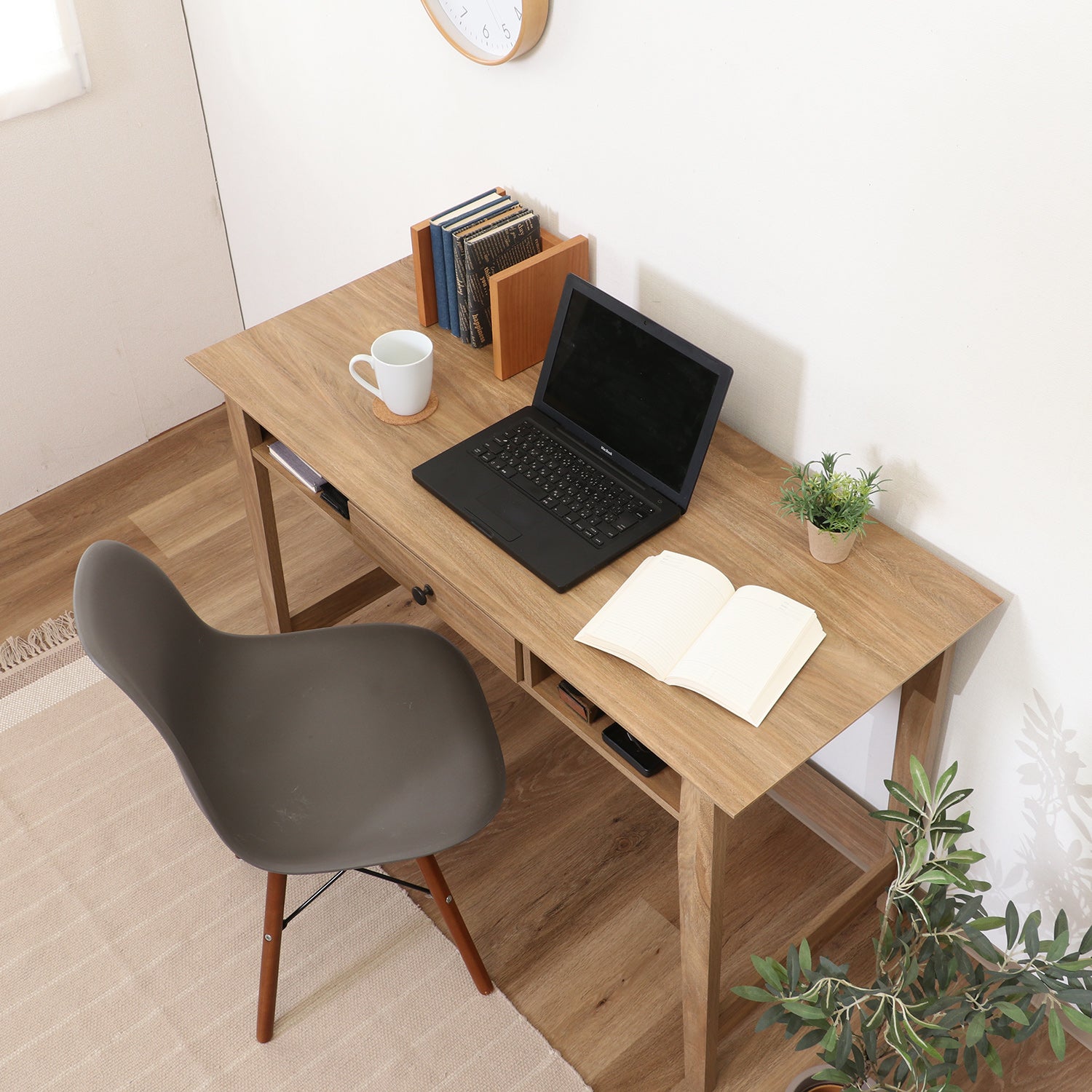 書斎や勉強部屋に馴染むスタイリッシュなデスク