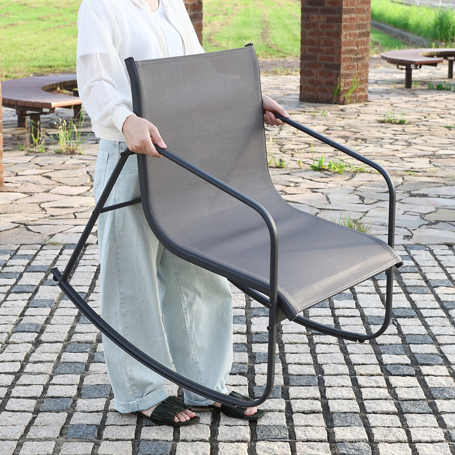 屋外インテリアとしても映えるデザインのチェア