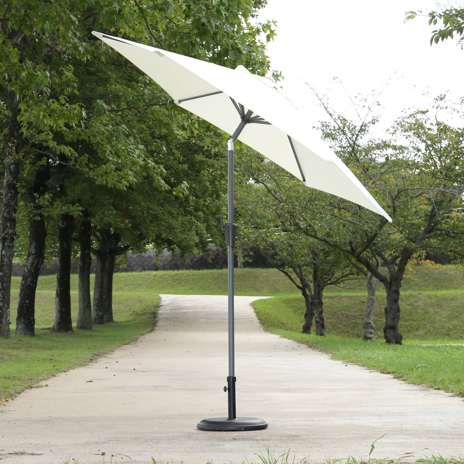 カフェ風の空間づくりにもおすすめのチルト機能付きパラソル