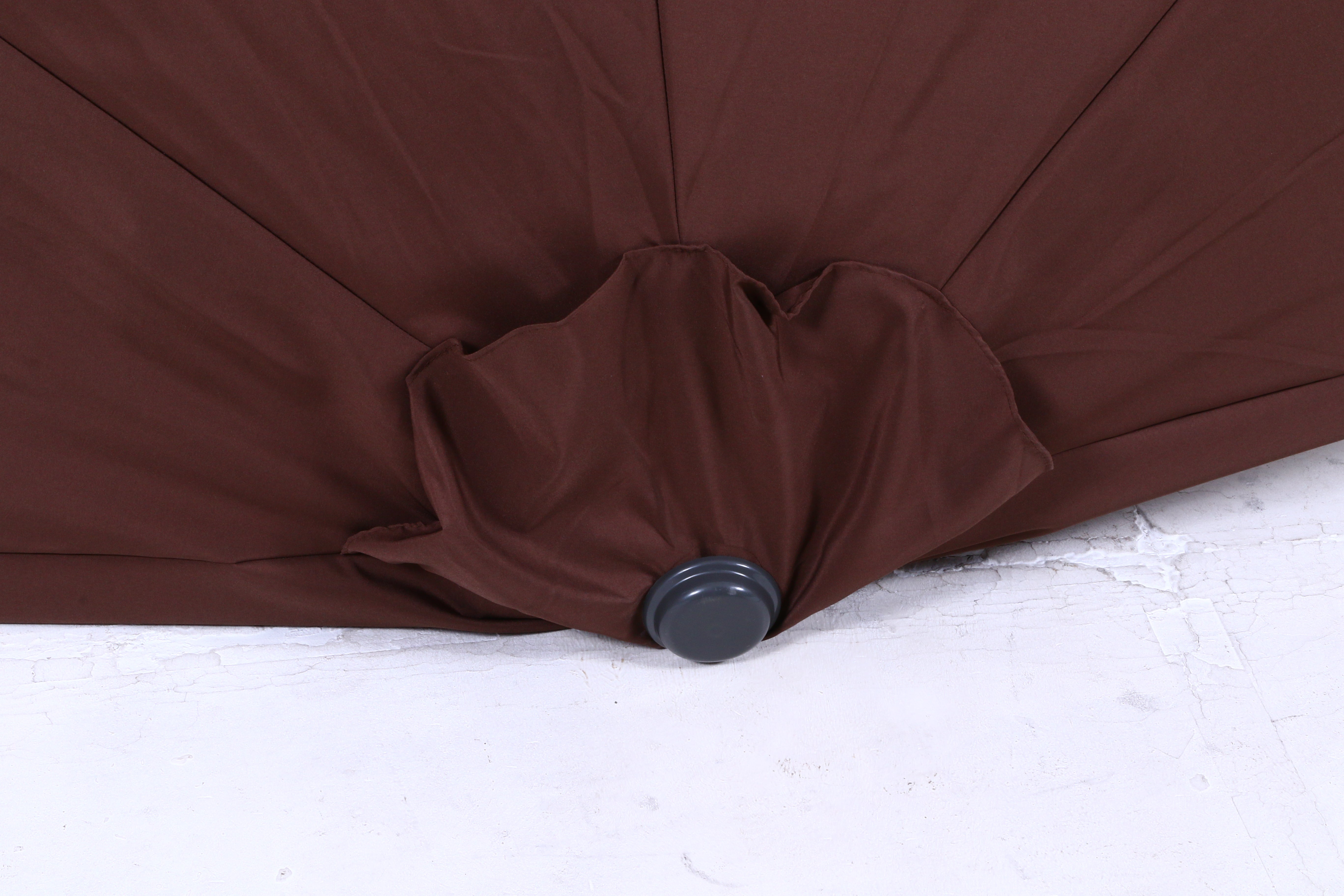 ベランダでも邪魔にならない屋外用半円パラソル