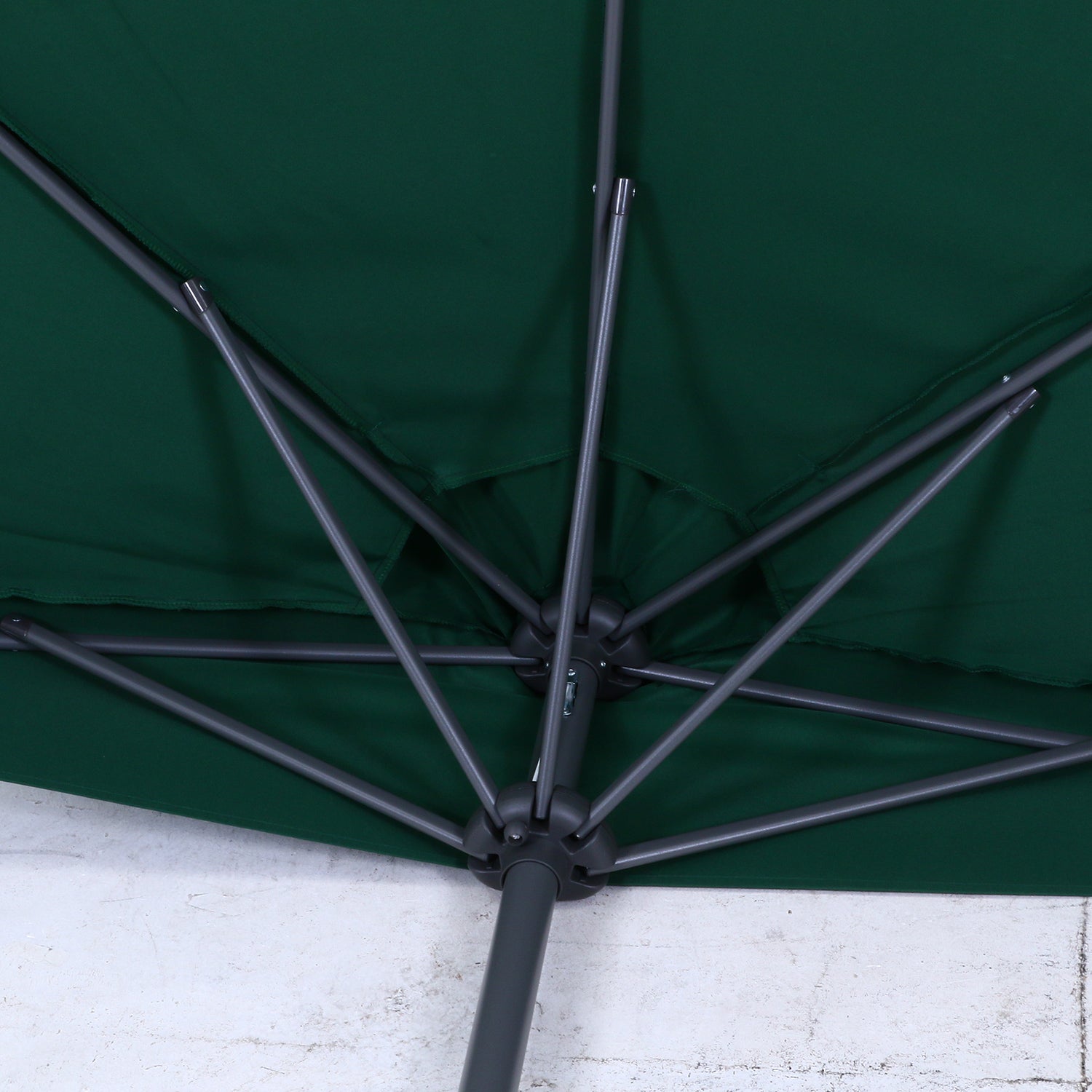 耐久性の高いポリエステル生地を使用した半円パラソル