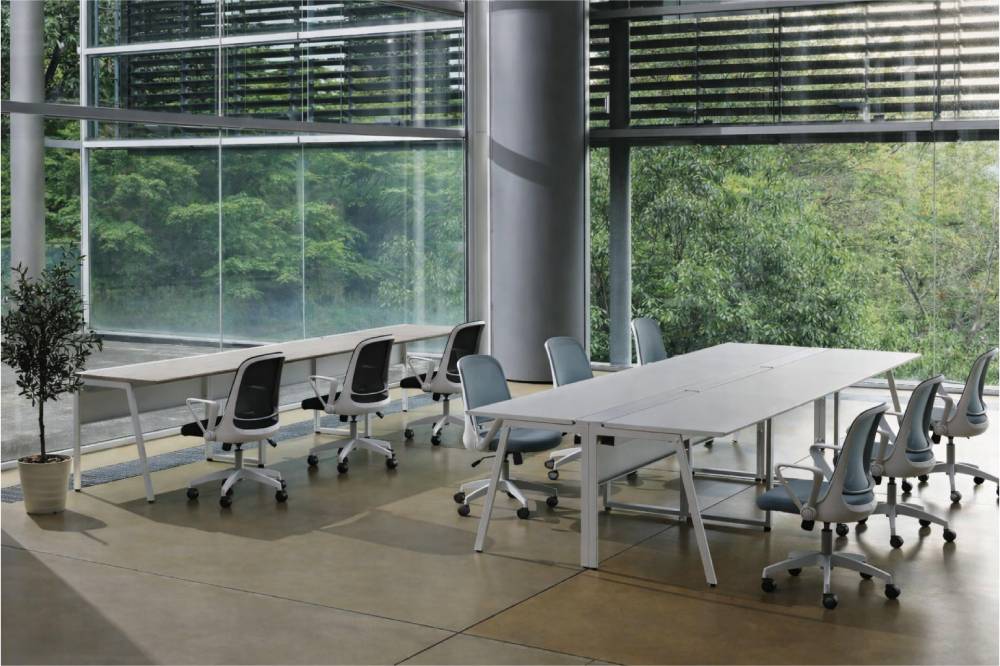 ケーブル類をまとめてすっきり整えられるフリーアドレス用基本デスク