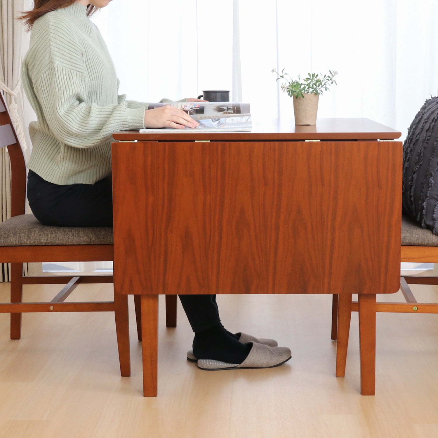 木目調デザインがお部屋に馴染むエクステンションテーブル