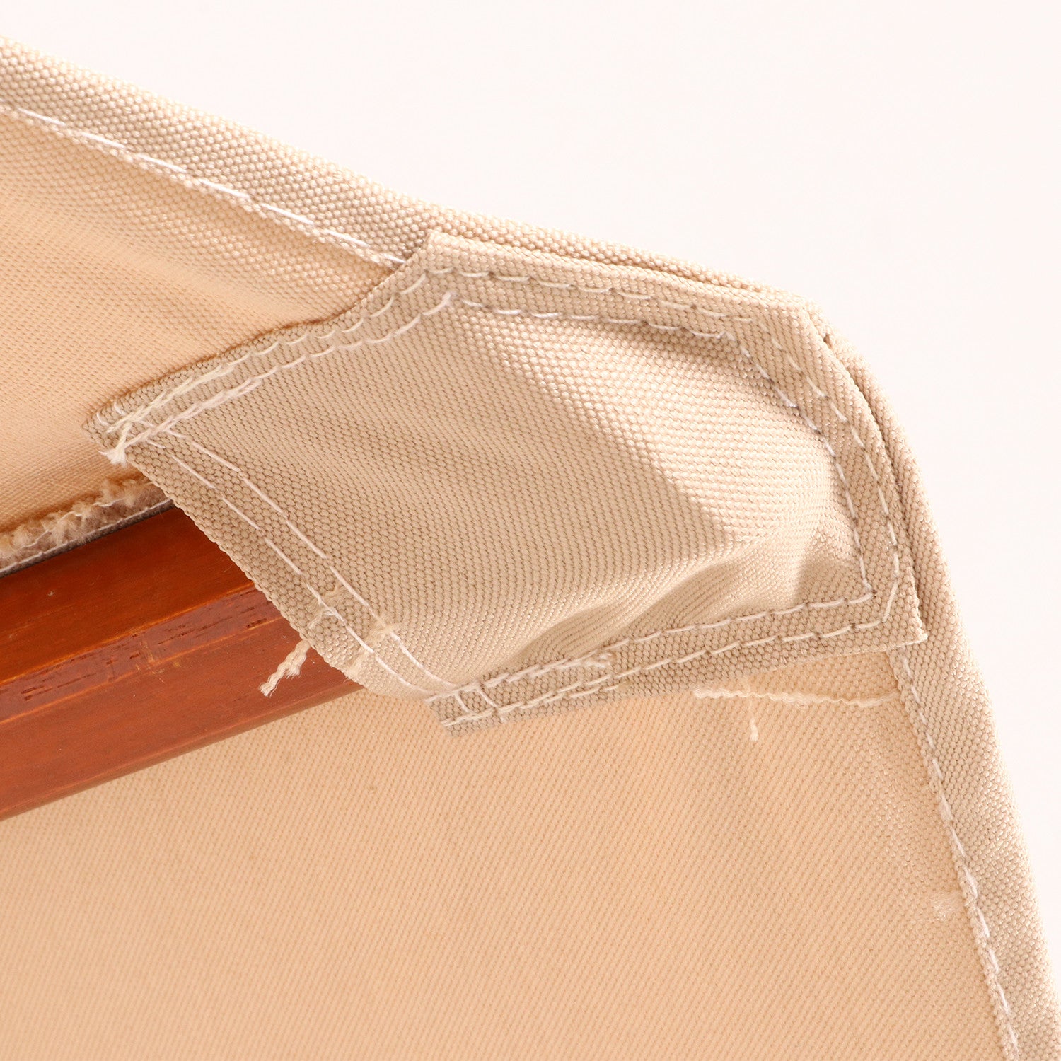 屋外でのくつろぎ時間に最適なポリエステル素材のパラソル