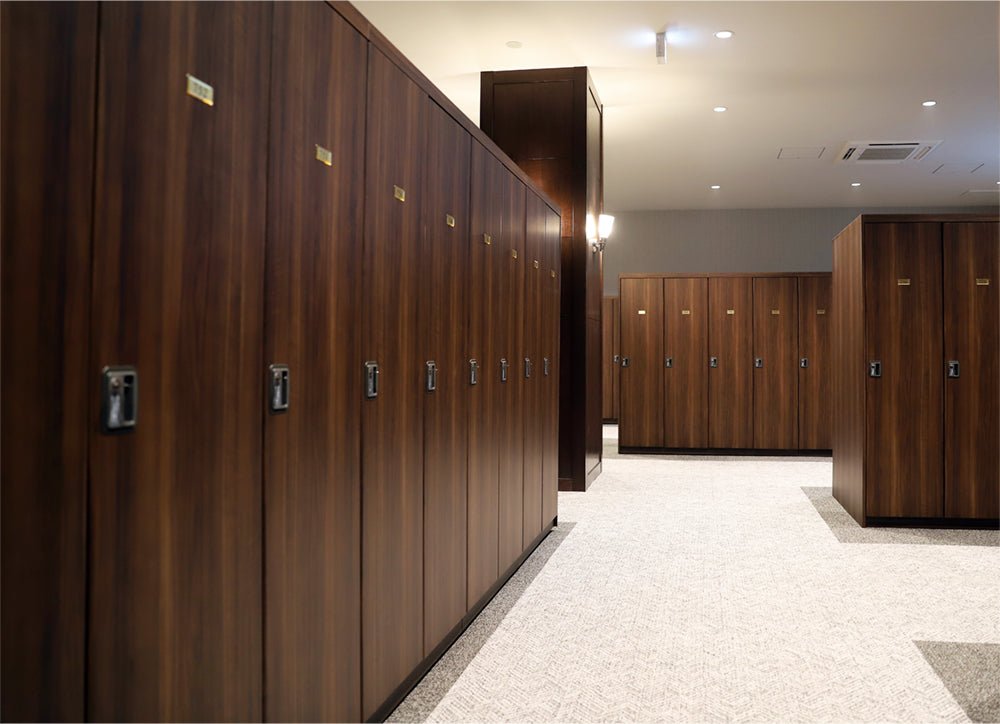 ブラウンの木目柄が施設空間に自然に馴染むロッカー